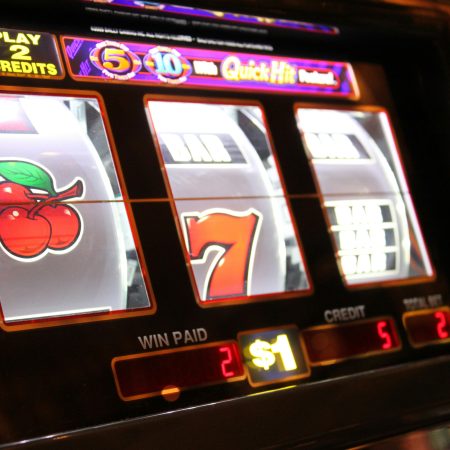 Kolikkopelien kehitys: kivijalkakasinoista digitaalisille alustoille